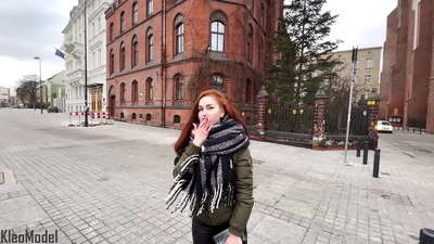 Recogida en público: una hermosa chica es follada por un iPhone y recibe semen en su coño CleoModel